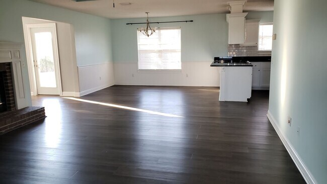 Building Photo - Spacious Home on a No-Outlet Street in Qui...