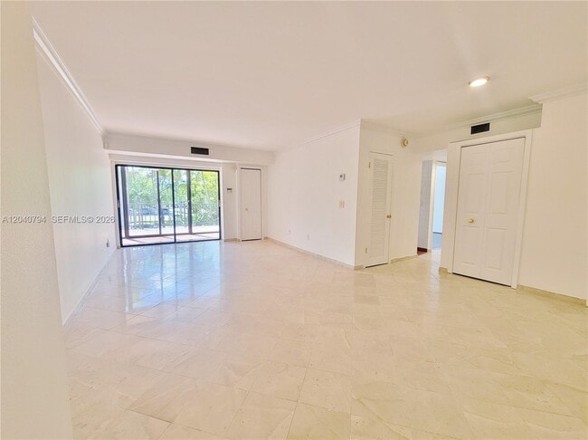 Foto del edificio - 77 Crandon Blvd