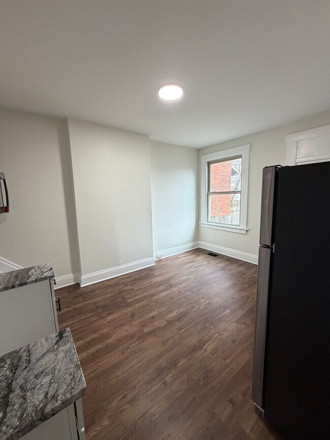 Foto del edificio - Rare 2-Full Bath Find: Pristine Renovation with Designer En-Suite & Granite