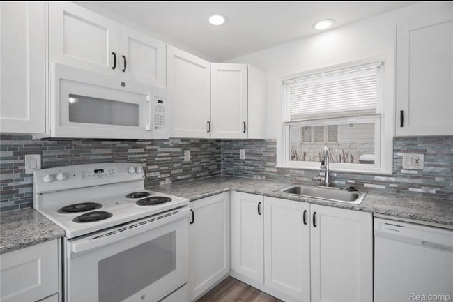 Building Photo - 242 Preston Ave