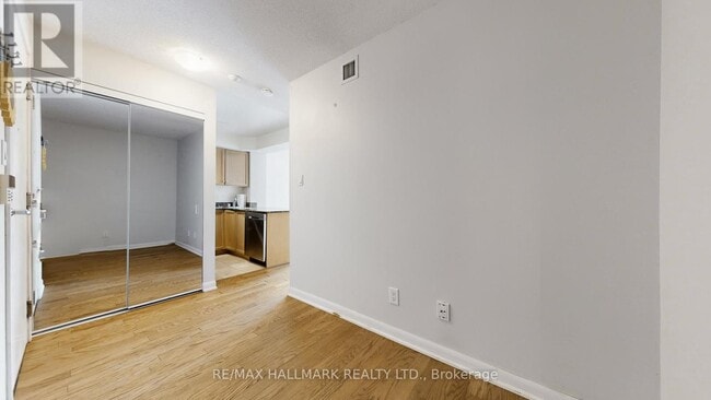 Building Photo - 313 Richmond St E