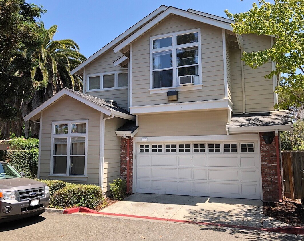 Primary Photo - 717 Varsi Pl