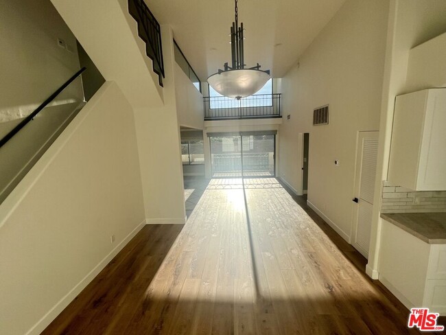 Foto del edificio - 390 S Sepulveda Blvd