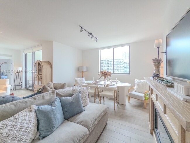 Building Photo - 999 SW 1st Ave