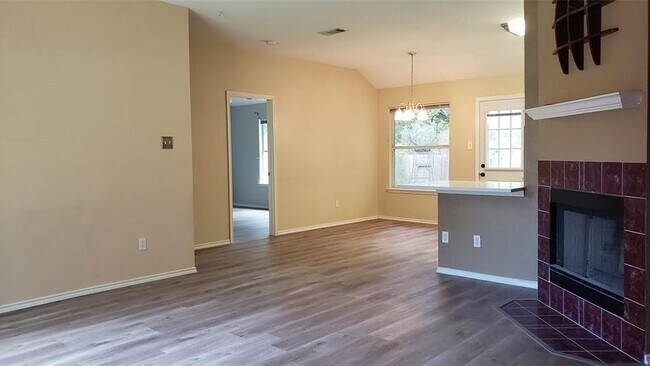 Foto del edificio - 800 Lone Star Dr