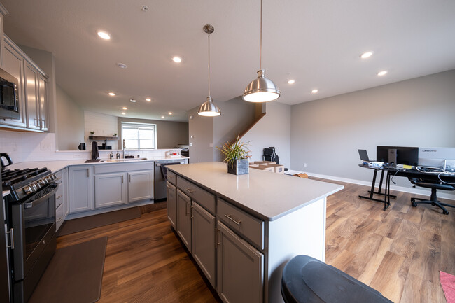 Building Photo - 575 Locke Pointe Dr