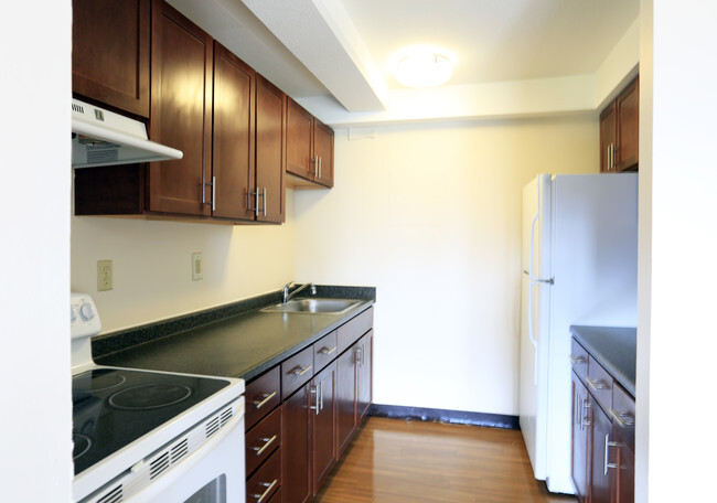 Kitchen 3br - Bayview Towers