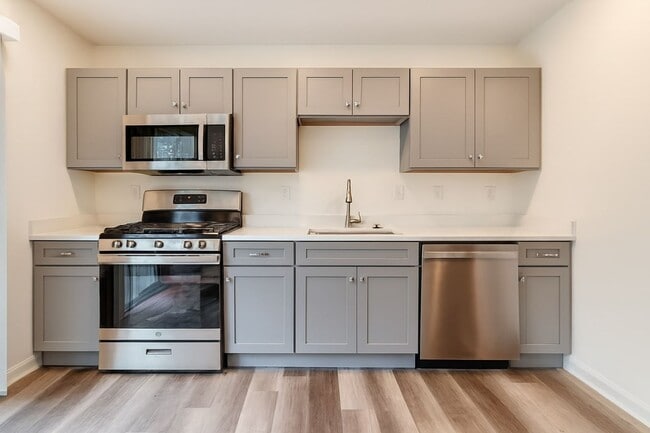Building Photo - Updated End Unit Townhome In Phoenixville