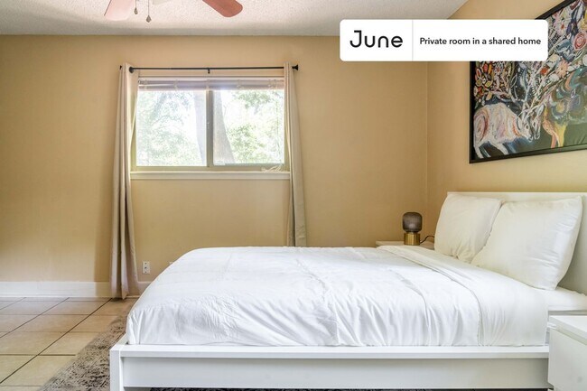 Building Photo - Room in Shared 3 bed/2 bath home