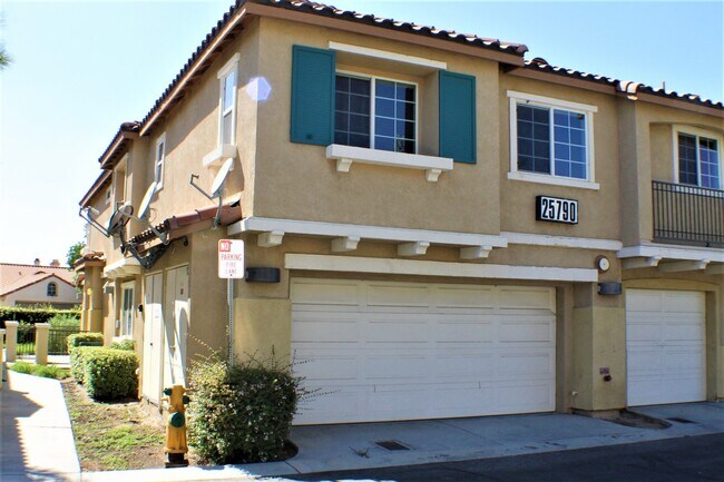 Building Photo - 3 Bed, 3 Bath Town Home For Rent!