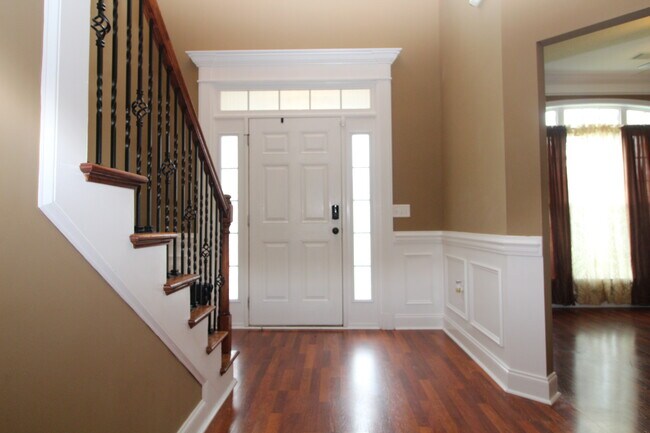 Building Photo - 702 English Oak Dr