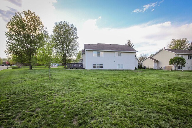 Foto del edificio - Beautiful newly remodeled home in quiet Sa...