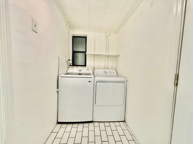 Building Photo - Super Cute 3/2 Close to Downtown!