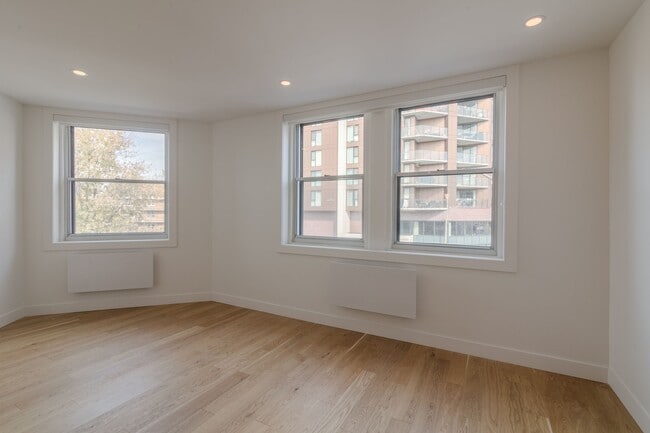 Building Photo - 5530 Ch De La Côte-Saint-Luc