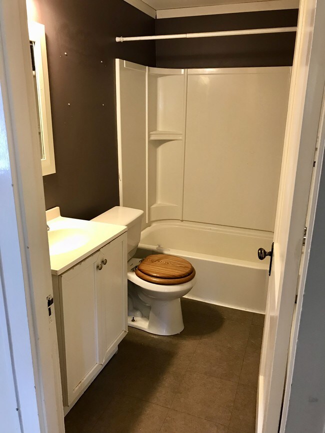 Bathroom - 11 Ann St