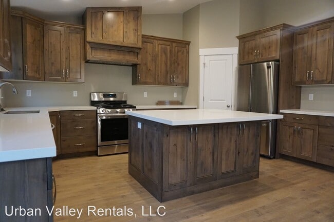 Building Photo - 6 br, 3.5 bath House - 822 E. Winter Pine ...