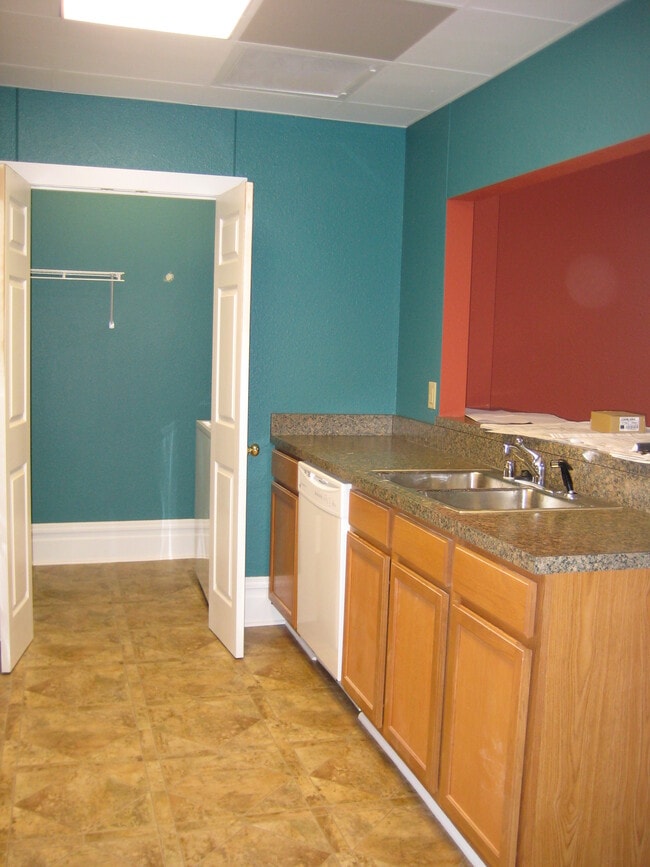 Kitchen - 903 S Main St