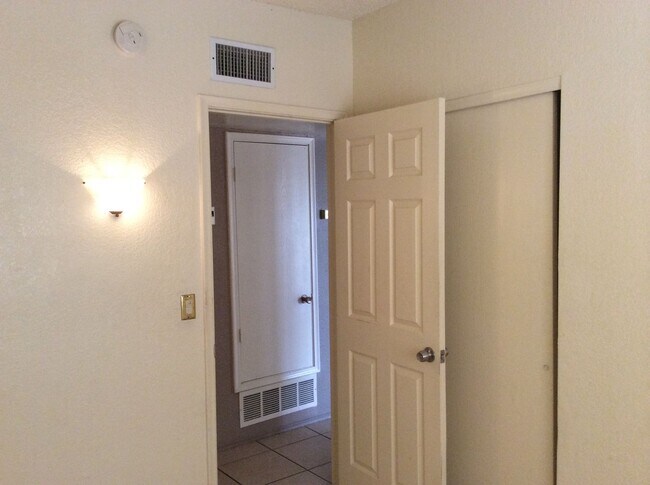 Building Photo - 3 Bedroom/ 2 Bath Home Near Mission & Vale...