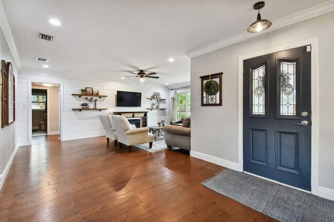 Foto del edificio - 907 Crenshaw Lake Rd