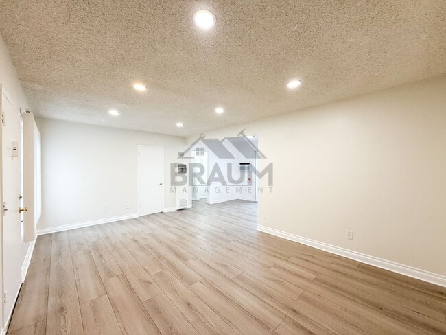 Foto del edificio - 19401 Haynes St