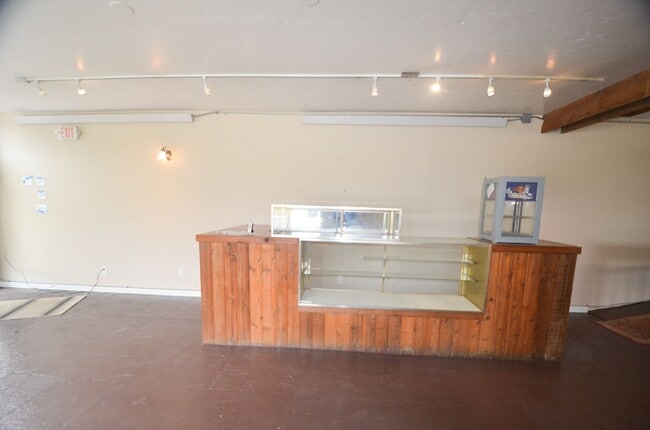 Building Photo - Live/Work Space! Main St Alma!