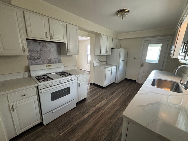 Building Photo - Newly Renovated Three Bedroom House