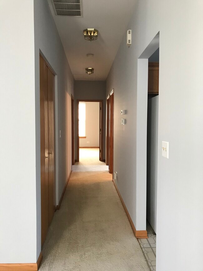 Building Photo - 994 Red Clover Dr