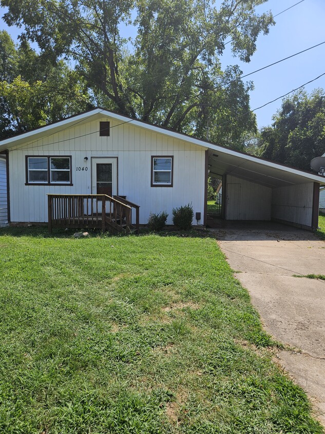 Primary Photo - 1040 E Evergreen St