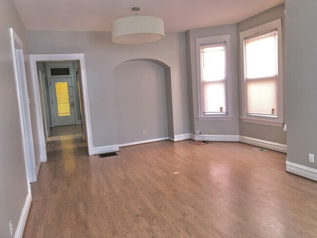Building Photo - 5016 W Lawrence Ave