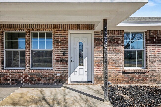 Building Photo - 1307 Lynnwood Dr