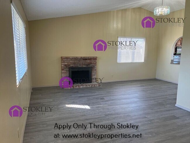 Foto del edificio - 1784 W Cypress Rd