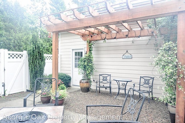 Building Photo - 3 br, 2.5 bath House - 1001 Christopher Drive