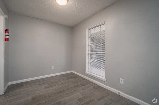 2BR, 1BA - 780SF - Dining - Colonial
