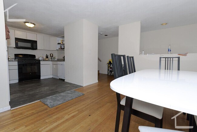 Foto del edificio - HOT ALLSTON LISTING!!!!
