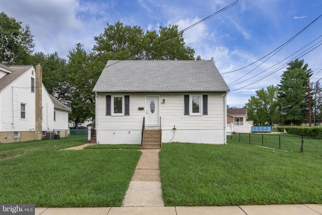 Primary Photo - 318 Essex Ave