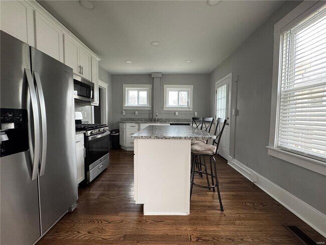 Foto del edificio - 729 Luckystone Ave