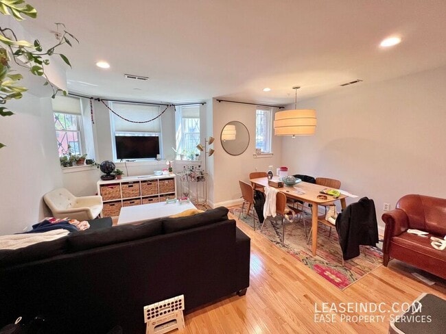 Foto del edificio - 1417 Chapin St NW
