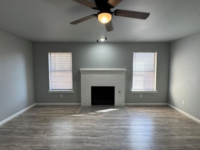 Building Photo - completely remodeled 2 bed, 2 bath with a ...