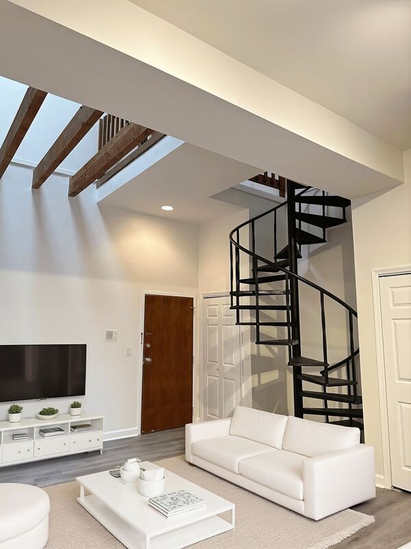 Building Photo - 235 King St