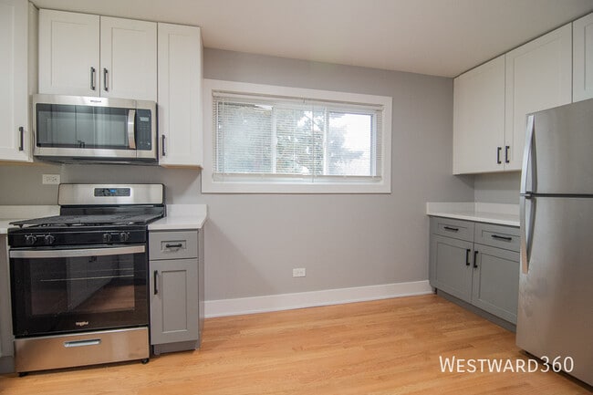 Building Photo - 6141 N Hermitage Ave