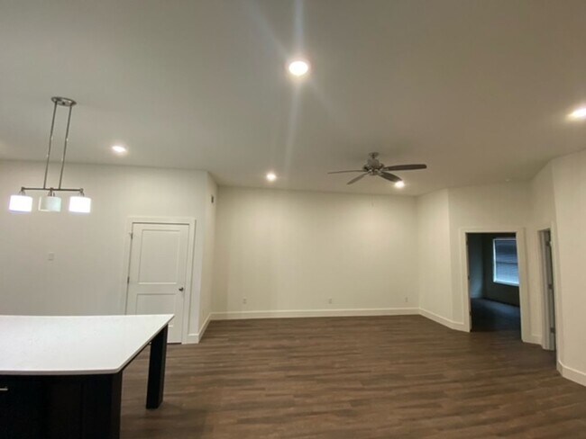 Foto del edificio - Modern 3-Bedroom, 2-Bathroom Duplex in Pri...