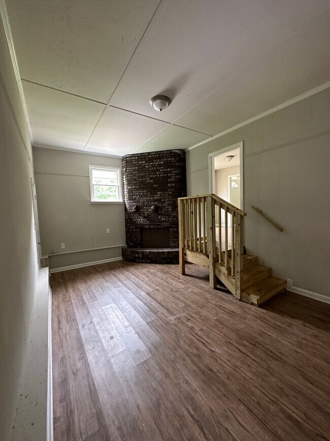 Building Photo - Center Point