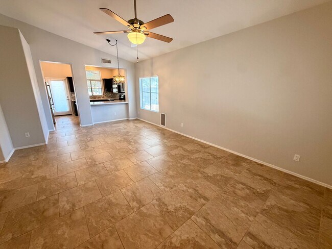 Foto del edificio - Charming 3 Bed / 2 Bath Home in Stetson Hills with All appliances