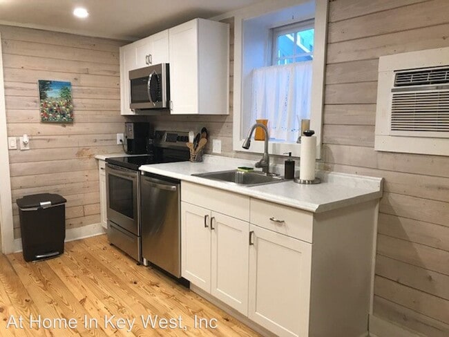 Building Photo - 1 br, 1 bath House - 716-B Emma Street