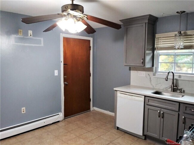 Foto del edificio - 1079 Blue Hills Ave