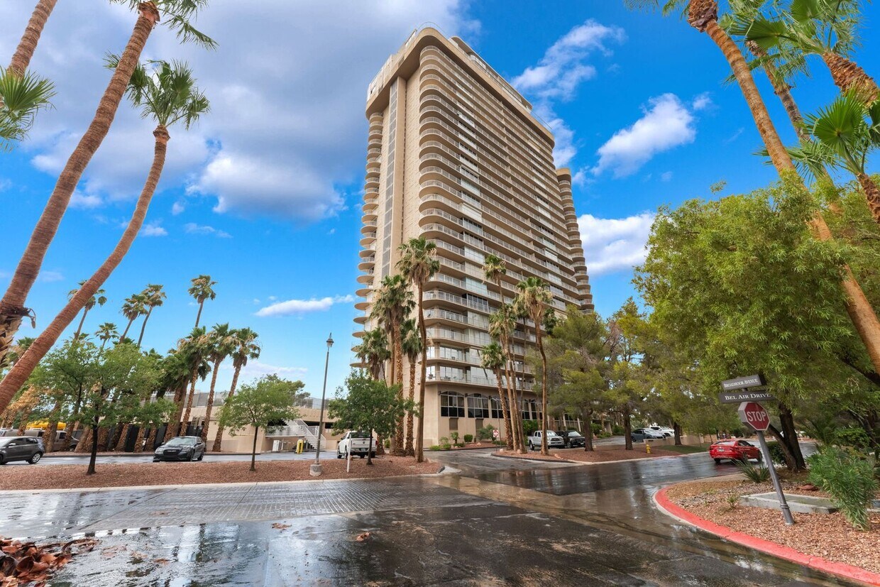 Foto principal - Luxury High-Rise Living with Views!