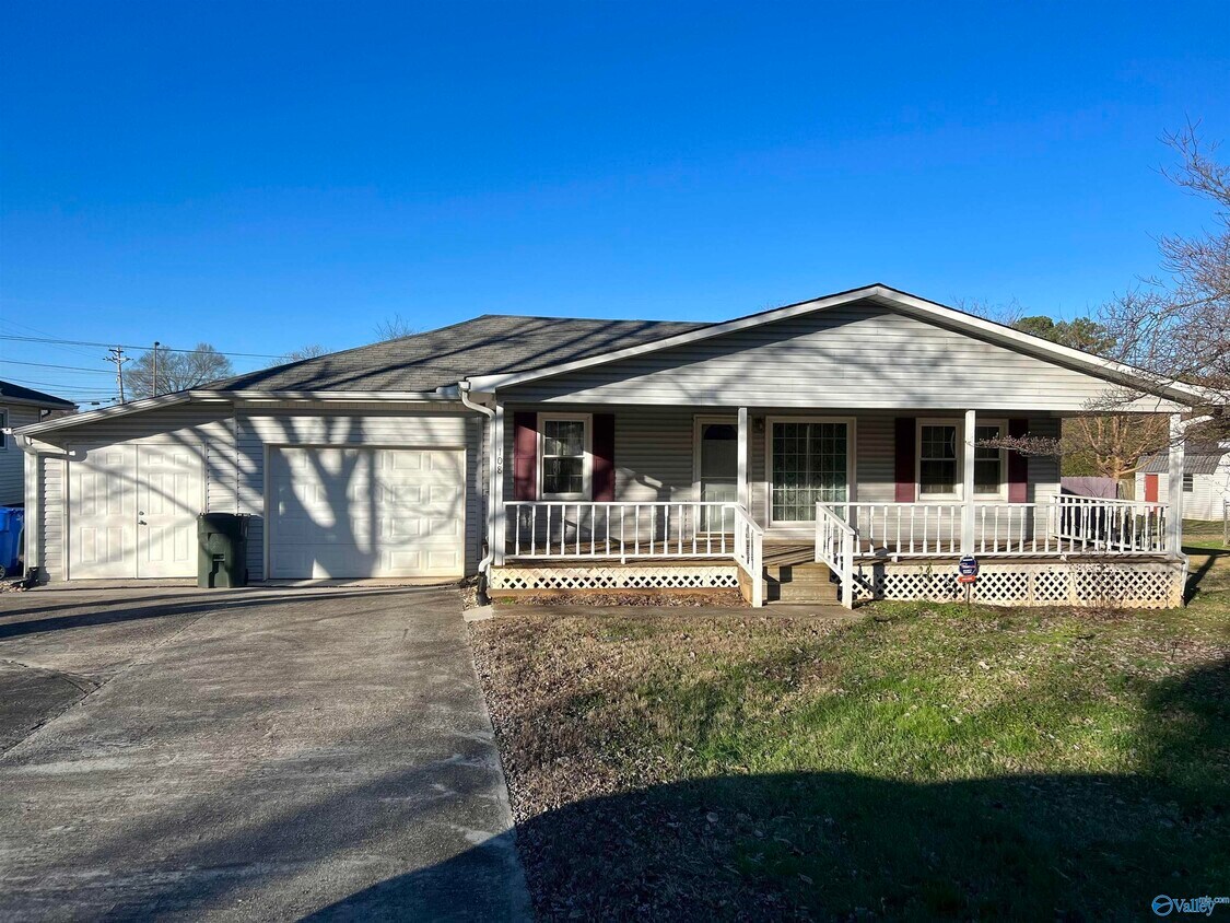 108 N Debeth Plaza, Athens, AL 35611 House for Rent in Athens, AL
