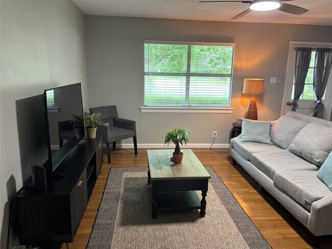 Foto del edificio - 331 Oak Dr