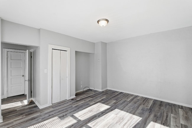 Building Photo - 851 S Millwood Ave