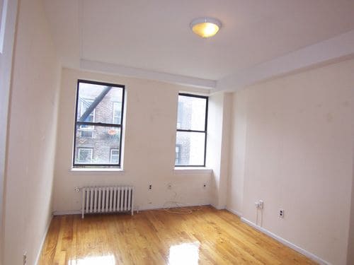 Primary Photo - 240 E 90th St
